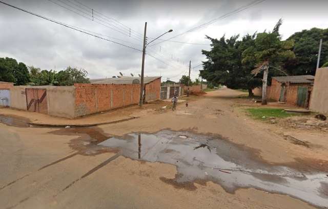 Arma falha 3 vezes, mulher &eacute; dominada e agredida a pauladas por v&iacute;timas 