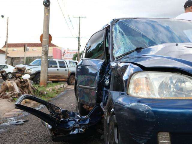 Mulher &eacute; levada desacordada para hospital ap&oacute;s acidente entre Civic e S10