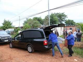 Funerária recolhe corpo de jovem assassinado em janeiro deste ano no Bairro Nova Capital (Foto: Paulo Francis/Arquivo)