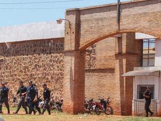 Guardas em frente a penitenciária de Pedro Juan. (Foto: Marcos Maluf) 
