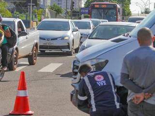Trânsito nos dois sentidos da Joaquim Murtinho está lento após colisão entre ambulância e picape strada (Foto: Marcos Maluf)