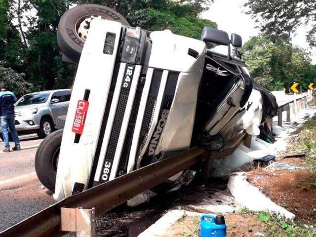 Motorista perde controle de dire&ccedil;&atilde;o e tomba carreta em ponte 