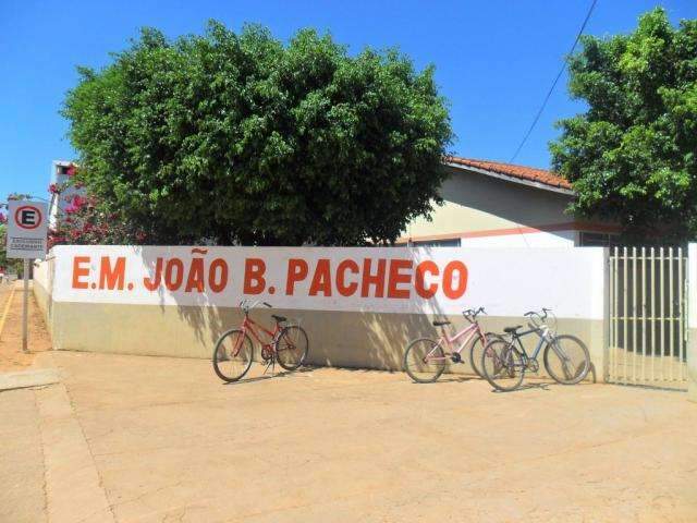 Ladr&otilde;es quebram vidro e furtam merenda de crian&ccedil;as em escola municipal