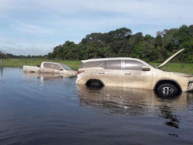 DOF encontra caminhonetes furtadas dentro de lagoa, no meio de p&acirc;ntano