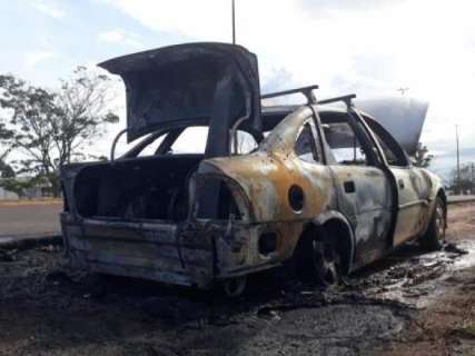 "Kit gás" explode e destrói carro que transitava na avenida João Arinos