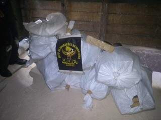 Droga estava armazenada em fardos (Foto: DOF/Divulgação)