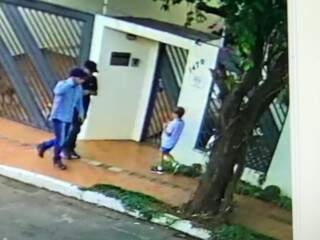 Com &ldquo;dep&oacute;sito&rdquo; de produtos furtados, jovem &eacute; preso por arrast&atilde;o em casas