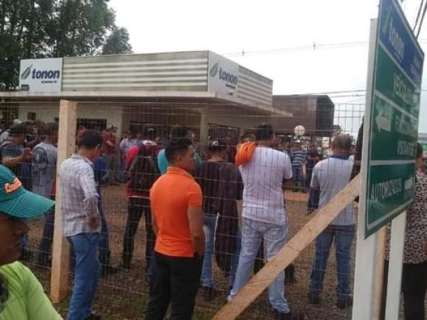 Com salários atrasados, funcionários fazem manifestação na porta de usina 