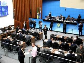 Deputados durante sessão na Assembleia (Foto: Luciana Nassar/ALMS)
