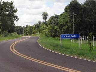 Camisão fica a 131 km de Campo Grande e 18 km de Aquidauana. 