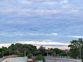 Muitas nuvens no céu da Capital nesta segunda-feira (Foto: Henrique Kawaminami)