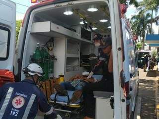 Segurança ferido em confronto com índios no momento em que chegava ao hospital em ambulância do Samu (Foto: Adilson Domingos)