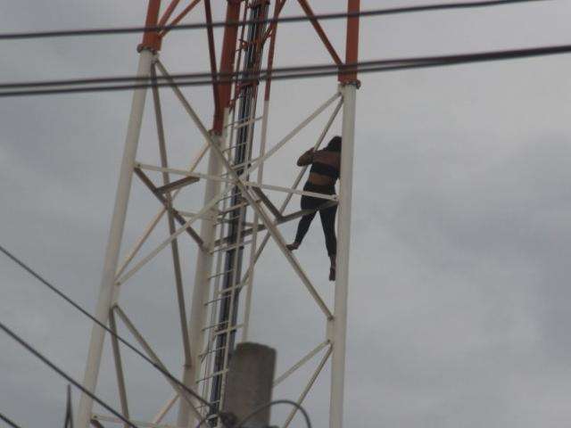 &ldquo;Tra&iacute;da&rdquo; pelo namorado, mulher amea&ccedil;a se jogar de torre de 50 metros