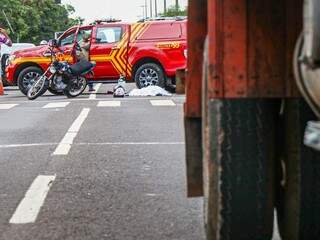 Rodas traseiras de caminhão passaram por cima de motociclista (Foto: Henrique Kawaminami)