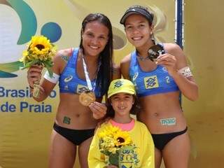 Tainá e Victoria com medalha obtida em etapa anterior (Foto: Divulgação)