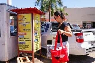 Roberta chegando com a comida na Raul Pires Barbosa (Foto: Henrique Kawaminami)
