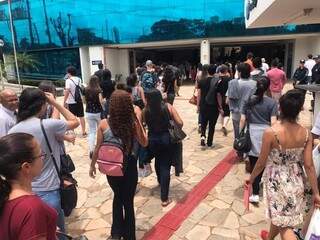 Chegada de estudantes na Uniderp, um dos locais de aplicação de provas em Campo Grande, para o Enem 2019 (Foto: Fernanda Palheta/Arquivo)
