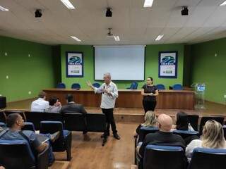 Secretário de Estado de Saúde, Geraldo Resende, discursa para secretários municipais de saúde, no auditório do Imasul (Foto: Tainá Jara)