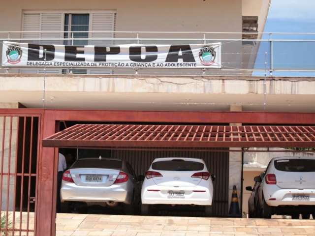 Ex-enteada de procurado por estuprar filha presta depoimento 