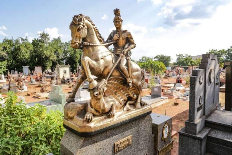 Muitos investem pesado em monumentos onde familiares estão enterrados (Foto: Kísie Ainoã)