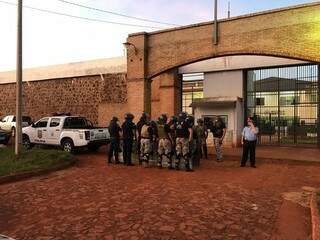 Policiais estão em frente à Penitenciária de Pedro Juan Caballero onde 91 presos fugiram na madrugada (Foto: Divulgação/ABC Color)