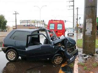 Veículo destruído após acidente (Foto: Silas Lima)