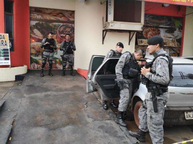 Policial civil aposentado mata homem com tr&ecirc;s tiros em restaurante