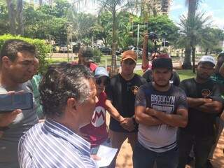 Integrantes da comissão informando aos motoristas o resultado da reunião (Foto: Fernanda Palheta)