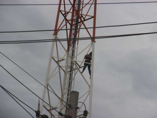 Mulher foge de Upa e tenta mais uma vez pular de torre ap&oacute;s ser &quot;tra&iacute;da&quot;