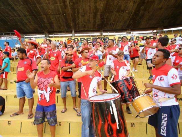 Comer&aacute;rio aposta em escola de samba para atrair torcedores 