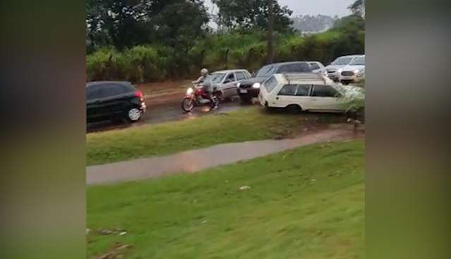 &Aacute;gua sobe na C&ocirc;nsul Assaf Trad e carros voltam a atolar em canteiro
