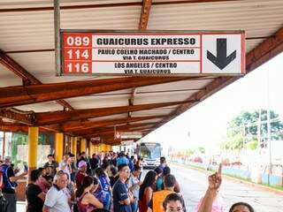 Linha 114 agora vai até o Centro, uma das mudanças que já está na placa do Terminal Guaicurus (Foto: Henrique Kawaminami)
