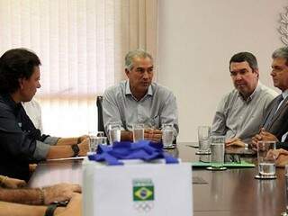 Governador Reinaldo Azambuja reunido com autoridades locais e do COB (Foto: Chico Ribeiro/Subcom Governo MS)