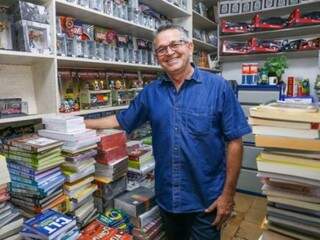 Maciel vende livros há mais de 40 anos em Campo Grande (Foto: Paulo Francis)