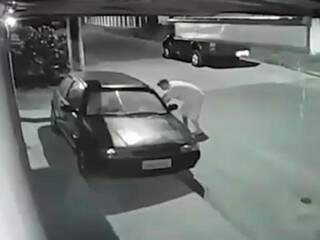 Ladrão durante furto de veículo no Mario Covas (Foto: Direto das Ruas)