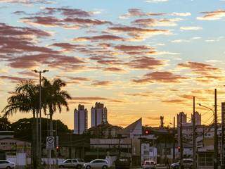 Sol nascendo na Avenida Fernando Corrêa da Costa, em Campo Grande; previsão promete calor (Foto: Henrique Kawaminami)