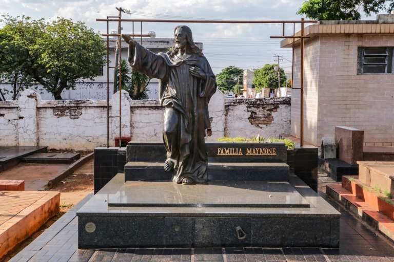 Monumento onde fica o túmulo da família Maymone, onde está enterrado Hércules Maymone (Foto: Kísie Ainoã)