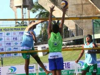 Jogos de vôlei de praia no Guanandizão (Foto: Gazeta MS)