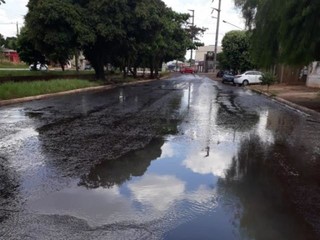 Vazamento se espalha entre as ruas Jacarandá e Santos Dummont. (Foto: Direto das Ruas)