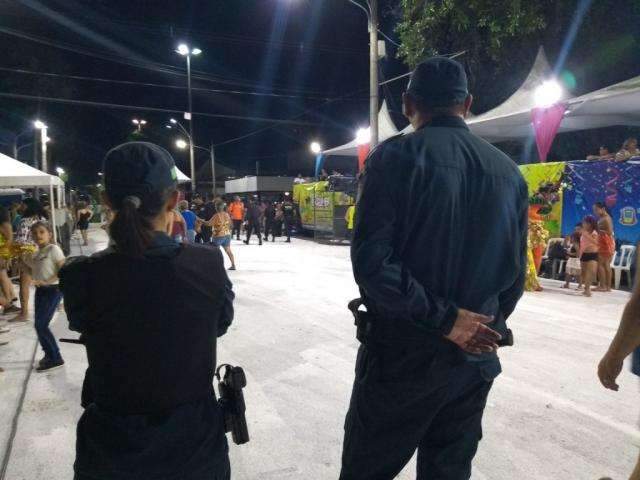Foragido &eacute; preso ap&oacute;s agredir esposa durante desfile das escolas de samba