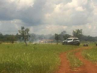 Focos de incêndio ainda são vistos na área de fazenda (Foto: Adilson Domingos)