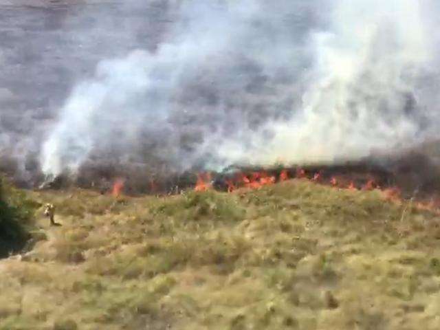 Imagens de helic&oacute;ptero mostram combate ao fogo no Pantanal