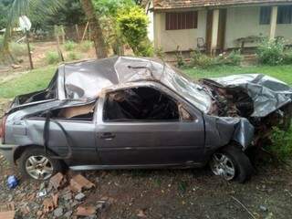 Veículo ficou destruído com o impacto da capotagem  (Foto: Portal Angélica)