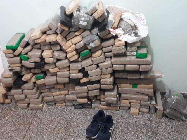 Pol&iacute;cia encontra 200 quilos de maconha, dinheiro e prende 2 por tr&aacute;fico