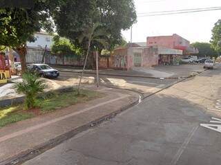 Com tiros nas costas, jovem &eacute; encontrado na rua e socorrido por moradores 
