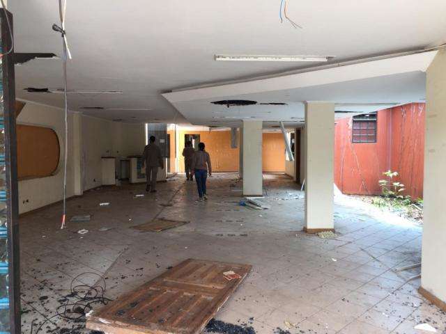 Durante a&ccedil;&atilde;o no Centro, agentes combatem focos de dengue em sede da Funai 