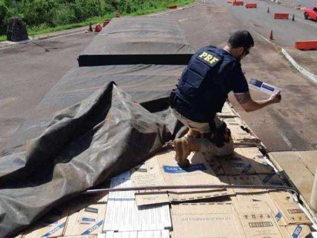 Contrabandista joga caminh&atilde;o para cima de viatura durante persegui&ccedil;&atilde;o