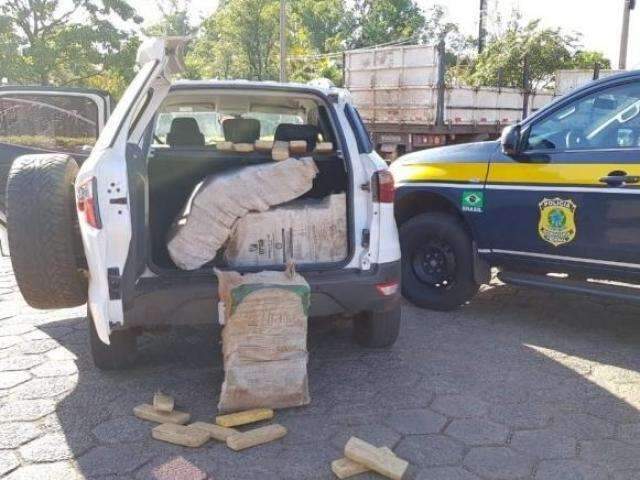 Traficante &eacute; preso transportando 300 kg de maconha em carro roubado 