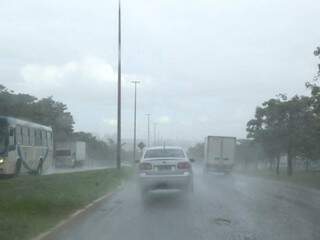 Pancada de chuva atingiu região da Avenida Gury Marques, na região sul de Campo Grande, nesta tarde (Foto: Kísie Ainoã)