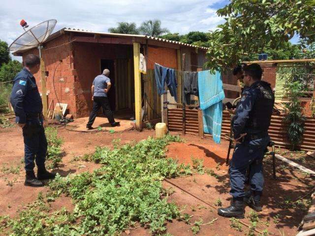 Vizinhos sentem mau cheiro e pol&iacute;cia encontra homem morto em casa
